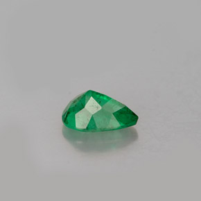 Esmeralda verde natural de 0,46 ct, en forma de pera, I1