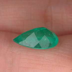 Esmeralda verde natural de 1,40 ct, en forma de pera, I1