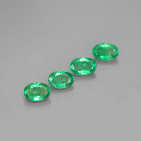 Gemas de Esmeralda Verde natural de  ct, Corte Óvalo, VS-SI
