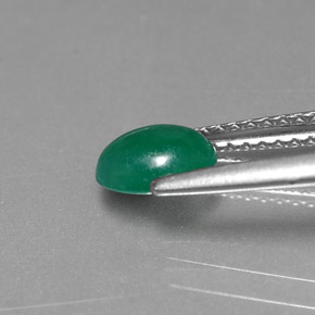 Esmeralda Verde natural de 0.69 ct, Corte Óvalo, Translúcido