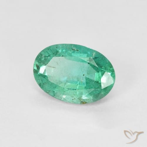 Esmeralda Verde frío natural de 0.64 ct, Ovalada, SI