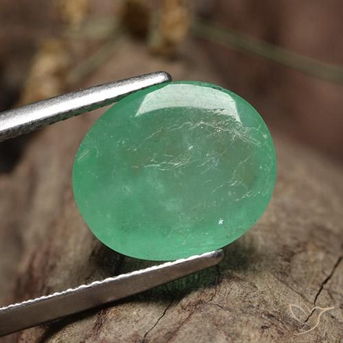 Esmeralda Verde pistacho natural de 7.67 ct, Ovalada, Translúcido
