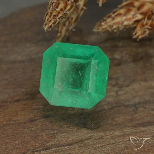 Esmeralda Verde medio natural de 0.94 ct, Corte Octágono / Esmeralda, VS-SI
