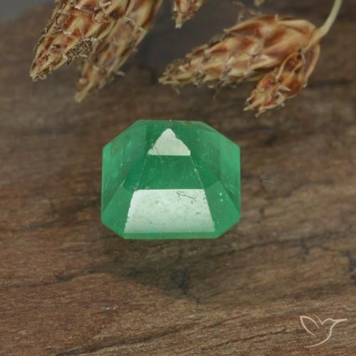 Esmeralda Verde medio natural de 0.84 ct, Corte Octágono / Esmeralda, VS-SI