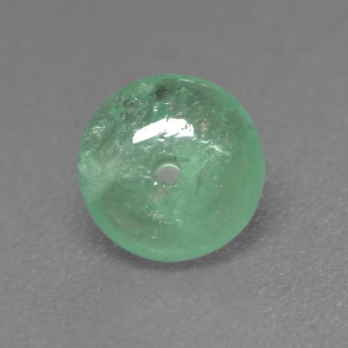 Esmeralda Verde frío claro natural de 0.79 ct, Corte Redondo, Transparente