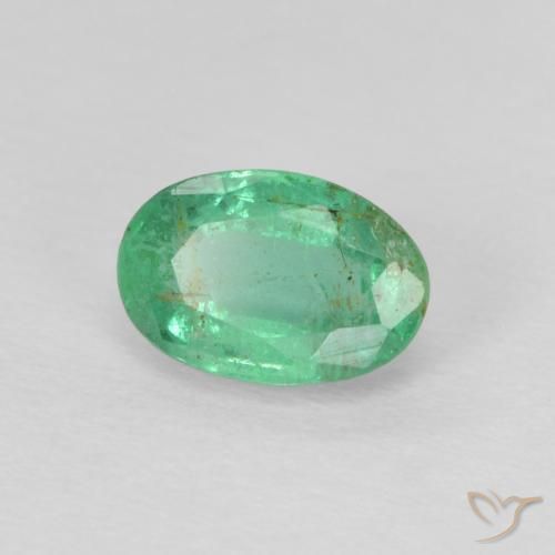Esmeralda Verde frío natural de 0.56 ct, Ovalada, VS-SI