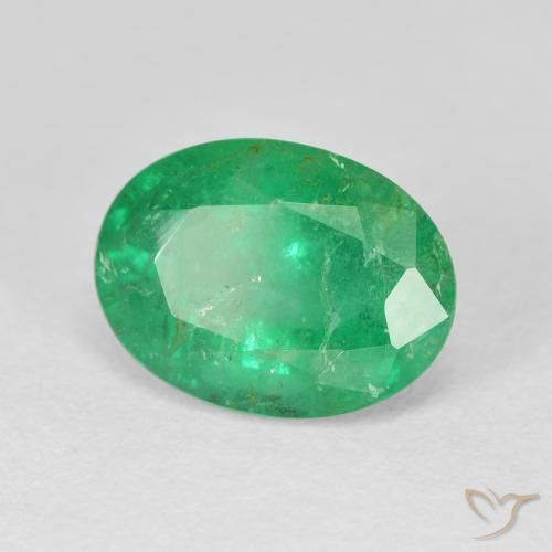 Esmeralda Verde cálido natural de 3.92 ct, Ovalada, VS-SI