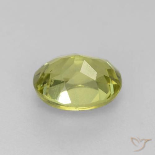 Granate grosularita Amarillo verdoso claro natural de 0.66 ct, Ovalada, VS