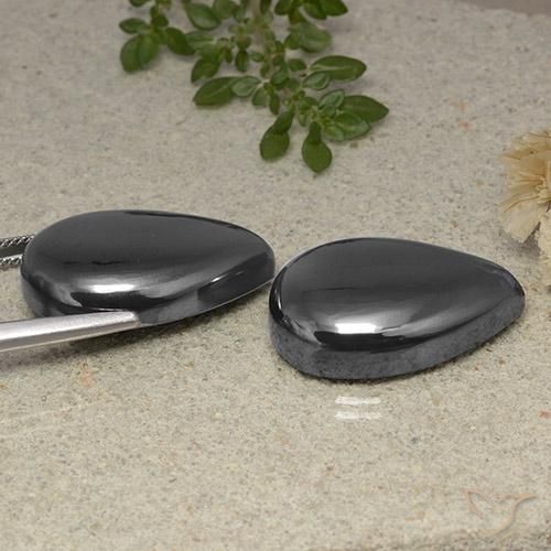 Gemas de Hematites Verde medio natural de 79.12 ct, En forma de pera, Opaco