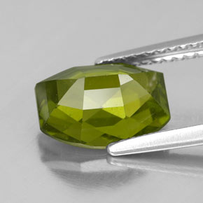 Idocrasa verde natural de 2,73 ct, forma elegante, VS
