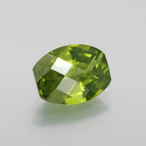 idocrasa Verde Oliva natural de 1.89 ct, Forma elegante, VS