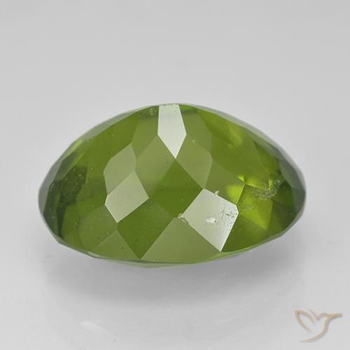 idocrasa Verde medio natural de 5.61 ct, Corte Óvalo, VS