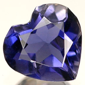 Iolita azul natural de 0,55 ct, forma de corazón, VS