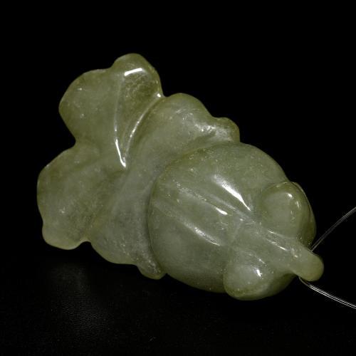 Jade verde terroso pálido natural de 30,72 ct, forma elegante, translúcido