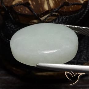 Jadeíta Verde medio natural de 27.95 ct, Ovalada, Translúcido