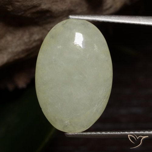 Jadeíta Verde-amarillo grisáceo natural de 10.01 ct, Ovalada, Translúcido