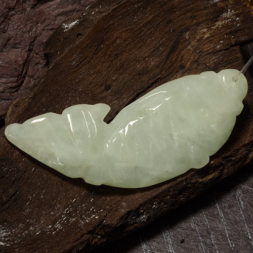 Jadeíta verde natural de 24,61 ct, forma elegante, translúcido