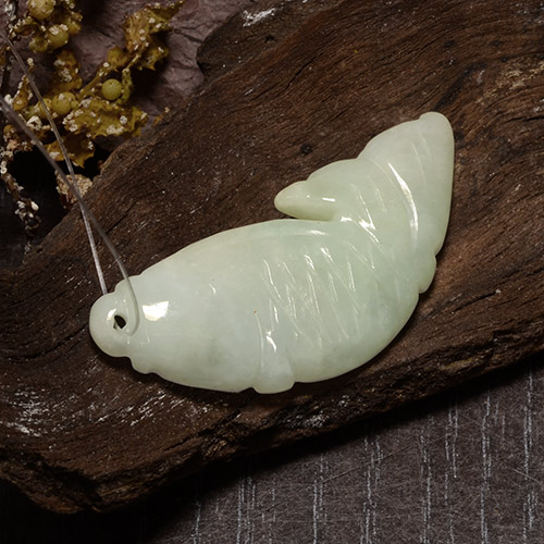 Jadeíta verde natural de 27,85 ct, forma elegante, translúcido