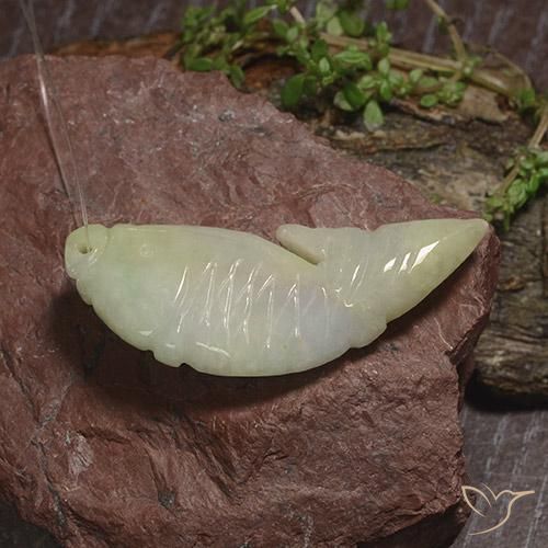 Jadeíta Verde-amarillo medio natural de 29.72 ct, Elegante, Translúcido