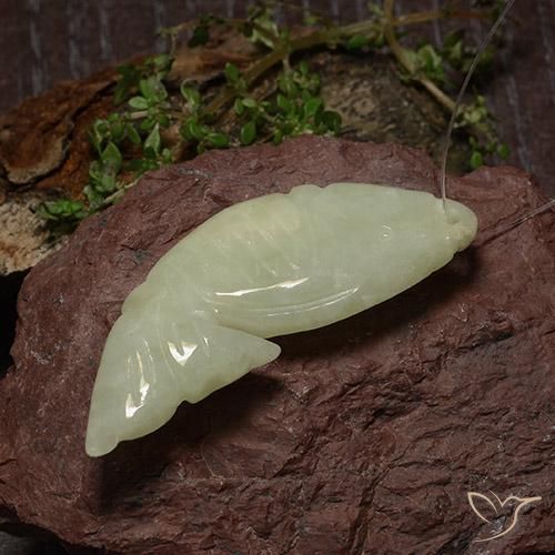 Jadeíta Verde-amarillo medio natural de 31.90 ct, Elegante, Translúcido
