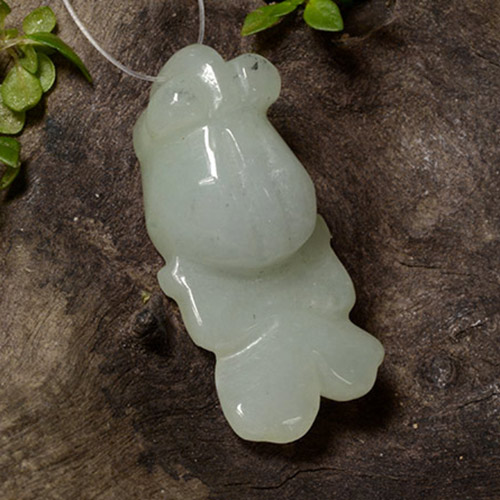 Jadeíta Verde grisáceo natural de 28.04 ct, Forma elegante, Translúcido