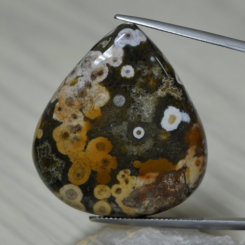 Jaspe multicolor natural de 61,38 ct, en forma de pera, opaco