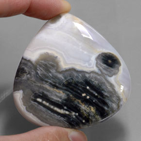 Jaspe multicolor natural de 137,25 ct, en forma de pera, opaco