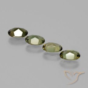 Gemas de Kornerupina Marrón verdoso natural de 2.11 ct, Ovalada, VVS-VS