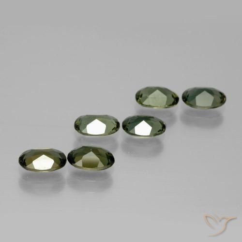 Gemas de Kornerupina Verde oscuro natural de 2.57 ct, Ovalada, VVS-VS