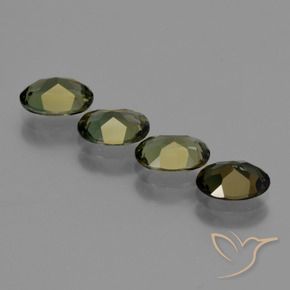 Gemas de Kornerupina Verde terroso intenso natural de 2.60 ct, Ovalada, VVS-VS