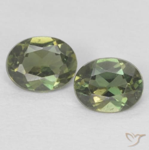 Gemas de Kornerupina Medium Dark-Green natural de 0.37 ct, Ovalada, VS