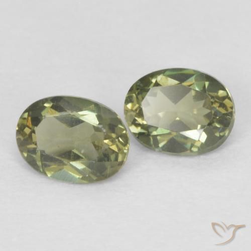 Gemas de Kornerupina Verde cálido natural de 0.32 ct, Ovalada, VVS-VS