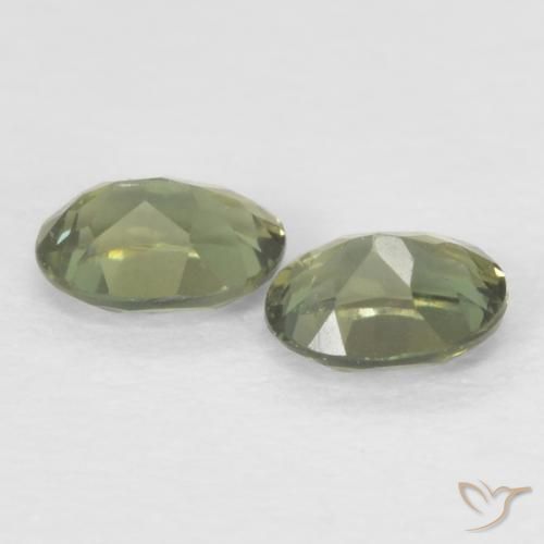 Gemas de Kornerupina Verde cálido natural de 0.32 ct, Ovalada, VVS-VS