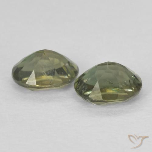 Gemas de Kornerupina Verde bosque cálido natural de 0.36 ct, Ovalada, VS