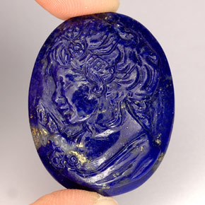Lapislázuli violeta natural de 43,25 ct, forma elegante, opaco