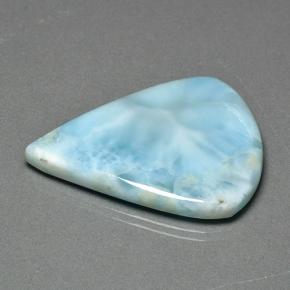 Larimar azul verdoso claro natural de 46,95 ct, en forma de pera, opaco