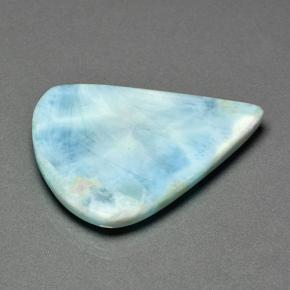 Larimar azul verdoso claro natural de 46,95 ct, en forma de pera, opaco