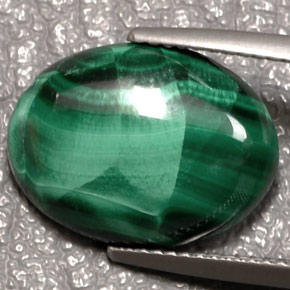 Malaquita verde natural de 7,84 ct, corte óvalo, opaco