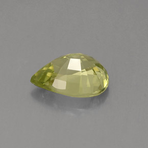 Pequeño granate Verde amarillento natural de 1.29 ct, En forma de pera, VS