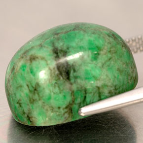 Maw-sit-sit verde natural de 19,74 ct, corte óvalo, opaco