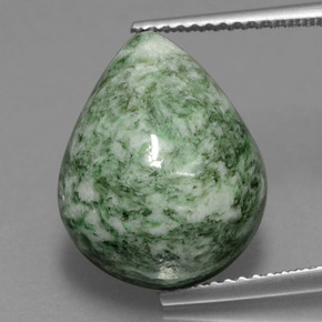Maw-sit-sit verde natural de 11,53 ct, en forma de pera, opaco