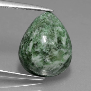 Maw-sit-sit verde terroso natural de 6,89 ct, en forma de pera, opaco