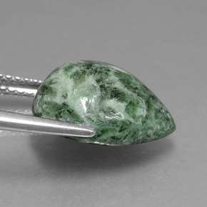 Maw-sit-sit verde terroso natural de 6,89 ct, en forma de pera, opaco
