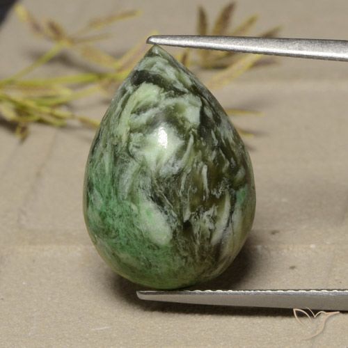 Maw-sit-sit verde natural de 12,54 ct, en forma de pera, opaco