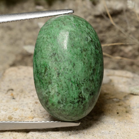 Maw-sit-sit verde natural de 19,55 ct, corte óvalo, opaco