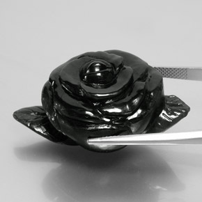 Nefrita negro natural de 81,11 ct, forma elegante, opaco