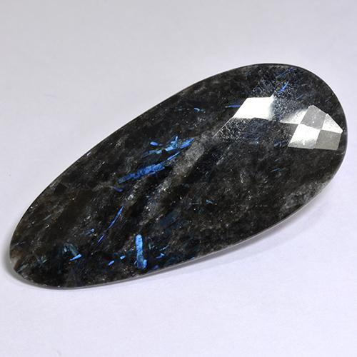 Nuummita negro natural de 41,22 ct, en forma de pera, opaco