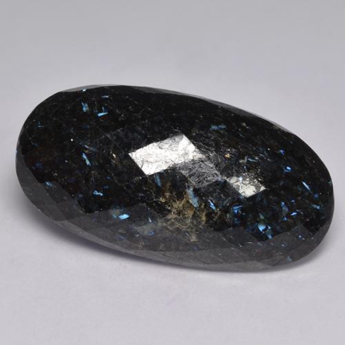 Nuummite Negro con destello azul natural de 31.81 ct, Corte Óvalo, Opaco