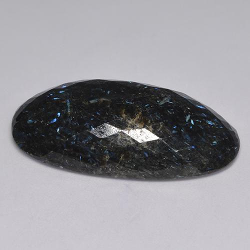 Nuummite Negro con destello azul natural de 31.81 ct, Corte Óvalo, Opaco