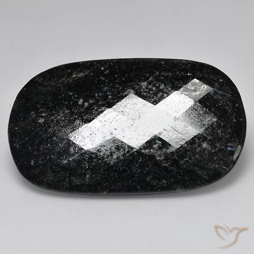 Nuummite Negro con destello azul natural de 27.33 ct, Forma Cojín, Opaco